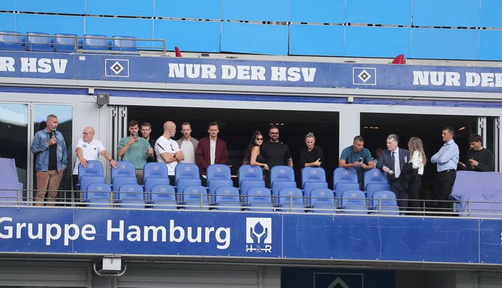 Tim Walter is also attending the soccer practice, Men s Team, 2026–2027 Season, 1st Division, Volksparkstadion, Hamburger SV, Open Practice. DFL regulations prohibit any use of photographs as image sequences and or quasi-video.