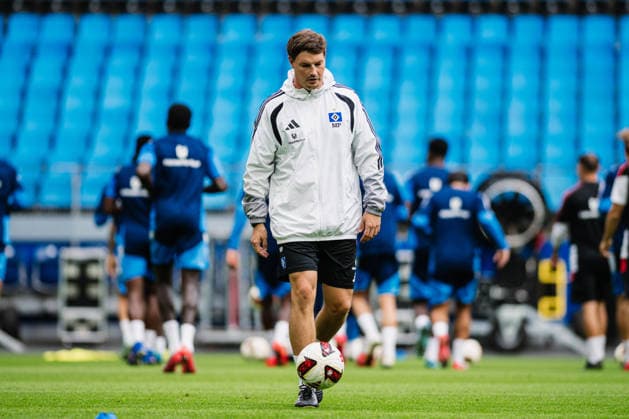Hamburger SV Training, September 15, 2026; Merlin Polzin, Hamburger SV Coach; Soccer, Training, Mario Vuskovic s Return; Hamburger SV Training on September 15, 2026, at the Volksparkstadion, Hamburg. DFL regulations prohibit any use of photographs as image sequences and or quasi-video. Copyright: xBEAUTIFULxSPORTS Tonhäuserx
