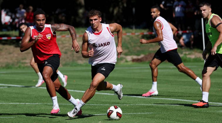 September 15, 2026, Germany, Stuttgart, VfB Stuttgart soccer practice; from left: Nikolas Nartey, Grischa Prömel, Josha Vagnoman, Ermedin Demirovic