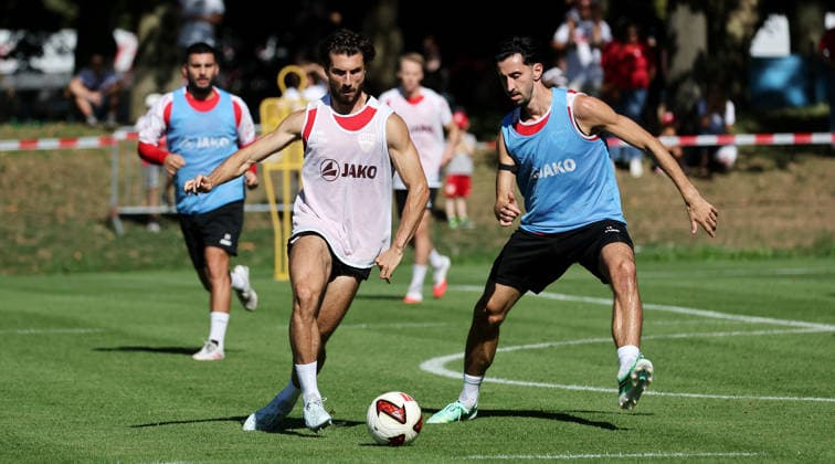 September 15, 2026, Germany, Stuttgart, VfB Stuttgart soccer practice, from left: Leonidas Stergiou, Atakan Karazor