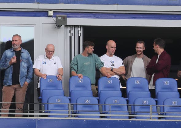 Tim Walter, Sebastian Schonlau, and Jonas Meffert are also at Mario Vuskovic s first practice—Men s Soccer, 2026–2027 season, 1. Bundesliga, Volksparkstadion, Hamburger SV, public training session. DFL regulations prohibit any use of photographs as image sequences and or quasi-video.