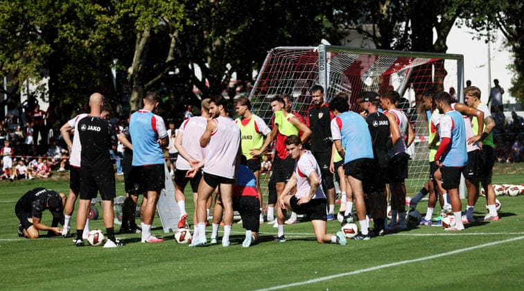 September 15, 2026, Germany, Stuttgart, VfB Stuttgart soccer practice; the players form a circle