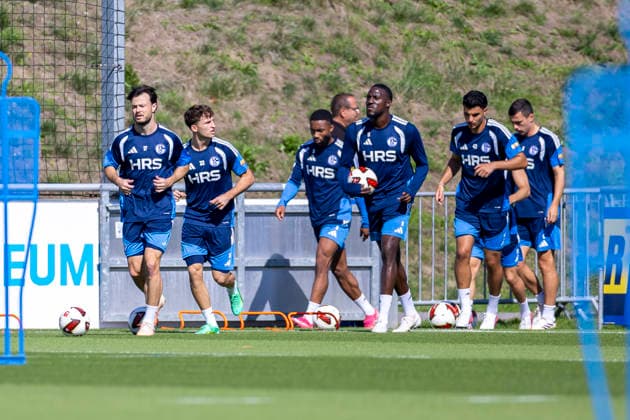 September 15, 2026, Soccer, FC Schalke 04 practice: from left, Adrian Gantenbein (FC Schalke 04), Vitalie Becker (FC Schalke 04), Moussa Sylla (FC Schalke 04), Bryan Lasme (FC Schalke 04), Mertcan Ayhan (FC Schalke 04), Ron Schallenberg, FC Schalke 04, Gelsenkirchen, FC Schalke 04 training grounds, North Rhine-Westphalia, Germany, xRHR, PHOTO YYx Copyright: RHR-FOTOx RHR-FOTO YY