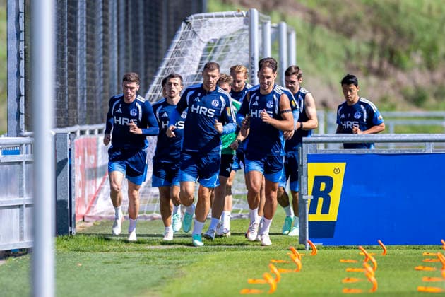 September 15, 2026, Soccer, FC Schalke 04 Training: Robin Gosens (FC Schalke 04), Ron Schallenberg (FC Schalke 04), Edin Dzeko (FC Schalke 04), Timo Becker (FC Schalke 04), Nikola Katic (FC Schalke 04), Maximilian Wöber (FC Schalke 04), Hee-chan Hwang (FC Schalke 04) warming up at the FC Schalke 04 training facility in Gelsenkirchen, North Rhine-Westphalia, Germany xRHR PHOTO YYx Copyright: RHR-FOTOx RHR-FOTO YY