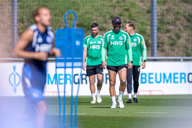September 15, 2026, Soccer, FC Schalke 04 training session featuring assistant coach Tim Hoogland (FC Schalke 04), head coach Miron Muslic (FC Schalke 04), and assistant coach Adin Osmanbasic (FC Schalke 04) at the FC Schalke 04 training facility in Gelsenkirchen, North Rhine-Westphalia, Germany xRHR PHOTO YYx Copyright: RHR-FOTOx RHR-FOTO YY