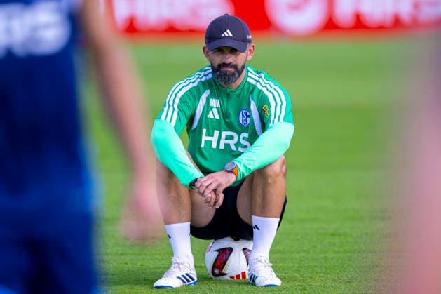 September 15, 2026, Soccer, FC Schalke 04 practice Coach Miron Muslic FC Schalke 04 sitting on a ball Gelsenkirchen FC Schalke 04 training facility NRW Germany xRHR PHOTO YYx Copyright: RHR-FOTOx RHR-FOTO YY