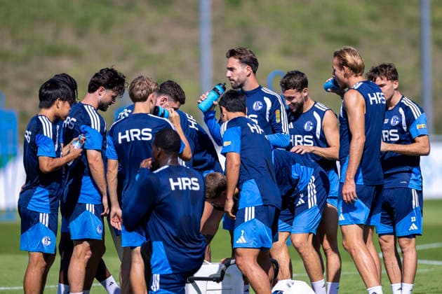 September 15, 2026, Soccer, FC Schalke 04 practice. The S04 players take a water break. Gelsenkirchen, FC Schalke 04 training facility, North Rhine-Westphalia, Germany xRHR PHOTO YYx Copyright: RHR-FOTOx RHR-FOTO YY