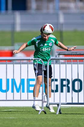 September 15, 2026, Soccer, FC Schalke 04 training session; rehabilitation coach Marc Thum; FC Schalke 04 plays soccer tennis; Gelsenkirchen; FC Schalke 04 training facility; North Rhine-Westphalia, Germany; xRHR PHOTO YYx Copyright: RHR-FOTOx RHR-FOTO YY