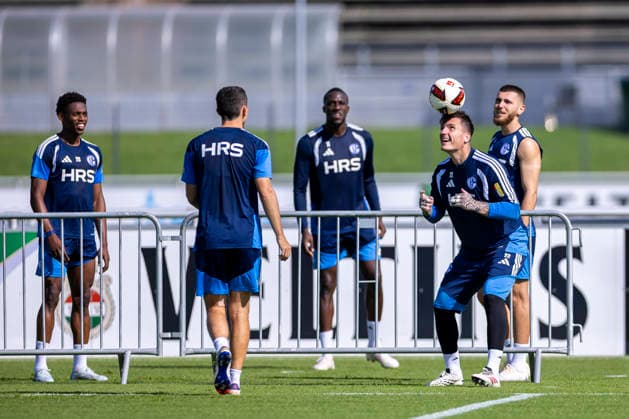 September 15, 2026, Soccer, FC Schalke 04 practice featuring Junior Adamu of FC Schalke 04, Ron Schallenberg (FC Schalke 04), Bryan Lasme (FC Schalke 04), goalkeeper Kevin Müller (FC Schalke 04), and Hasan Kurucay (FC Schalke 04) play soccer tennis at the FC Schalke 04 training facility in Gelsenkirchen, North Rhine-Westphalia, Germany xRHR PHOTO YYx Copyright: RHR-FOTOx RHR-FOTO YY