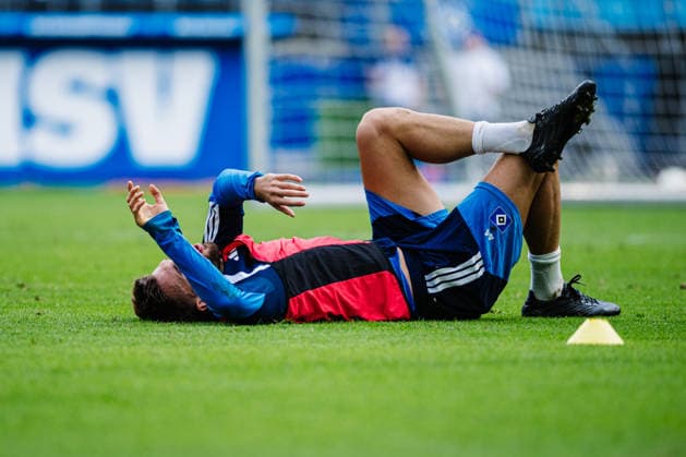 Hamburger SV Training, September 15, 2026: Mario Vuskovic (44) of Hamburger SV is back in training, lying on the ground; soccer, training, return; Mario Vuskovic at Hamburger SV training on September 15, 2026, at the Volksparkstadion, Hamburg DFL regulations prohibit any use of photographs as image sequences and or quasi-video Copyright: xBEAUTIFULxSPORTS Tonhäuserx