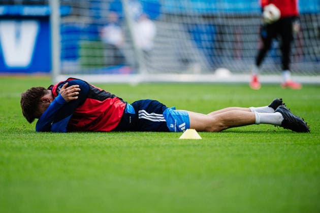 Hamburger SV Training, September 15, 2026: Mario Vuskovic (44) of Hamburger SV is back in training, lying on the ground. Soccer, Training, Return. Mario Vuskovic at Hamburger SV training on September 15, 2026, at the Volksparkstadion, Hamburg DFL regulations prohibit any use of photographs as image sequences and or quasi-video Copyright: xBEAUTIFULxSPORTS Tonhäuserx