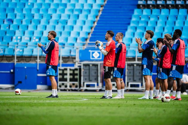 Hamburger SV Training, September 15, 2026: Mario Vuskovic (44) of Hamburger SV is back in training, high-fiving the fans, with the team behind him. Soccer, Training, Mario Vuskovic’s Return. Hamburger SV training on September 15, 2026, at the Volksparkstadion, Hamburg DFL regulations prohibit any use of photographs as image sequences and or quasi-video Copyright: xBEAUTIFULxSPORTS Tonhäuserx