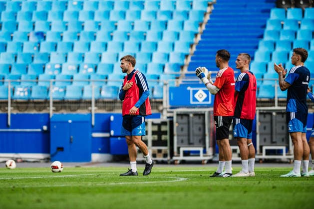 Hamburger SV Training, September 15, 2026: Mario Vuskovic (44) of Hamburger SV is back in training, high-fiving the fans, with the team behind him. Soccer, Training, Mario Vuskovic’s Return. Hamburger SV training on September 15, 2026, at the Volksparkstadion, Hamburg DFL regulations prohibit any use of photographs as image sequences and or quasi-video Copyright: xBEAUTIFULxSPORTS Tonhäuserx