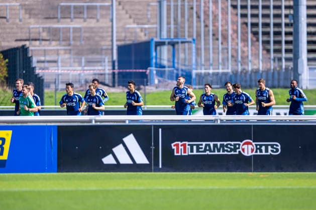 September 15, 2026, Soccer, FC Schalke 04 Practice: S04 players warm up at the FC Schalke 04 training facility in Gelsenkirchen, North Rhine-Westphalia, Germany xRHR PHOTO YYx Copyright: RHR-FOTOx RHR-FOTO YY