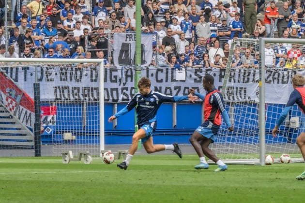After a doping suspension: Mario Vuskovic s first training session with Hamburger SV. In the photo: Mario Vuskovic of Hamburger SV facing off against Patson Daka Â