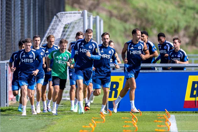 September 15, 2026, Soccer, FC Schalke 04 Training: Robin Gosens (FC Schalke 04), Ron Schallenberg (FC Schalke 04), Timo Becker (FC Schalke 04), Rehabilitation Coach Marc Thum (FC Schalke 04), Edin Dzeko (FC Schalke 04), Kenan Karaman (FC Schalke 04), Nikola Katic (FC Schalke 04) running at the FC Schalke 04 training facility in Gelsenkirchen, North Rhine-Westphalia, Germany xRHR PHOTO YYx Copyright: RHR-FOTOx RHR-FOTO YY