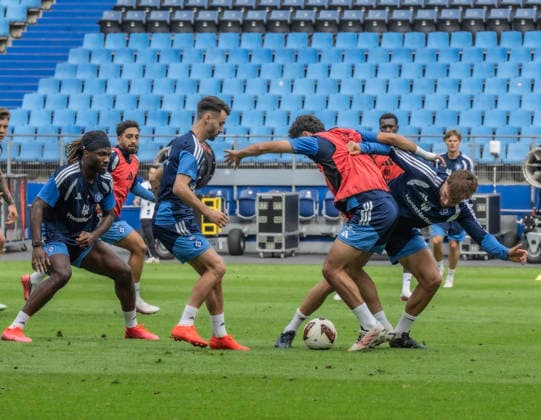 After a doping suspension, Mario Vuskovic s first training session with Hamburger SV. In the photo, Vuskovic is seen in a one-on-one battle with Nicola Remberg, while Terem Moffi and Fabio Vieira look on. Â
