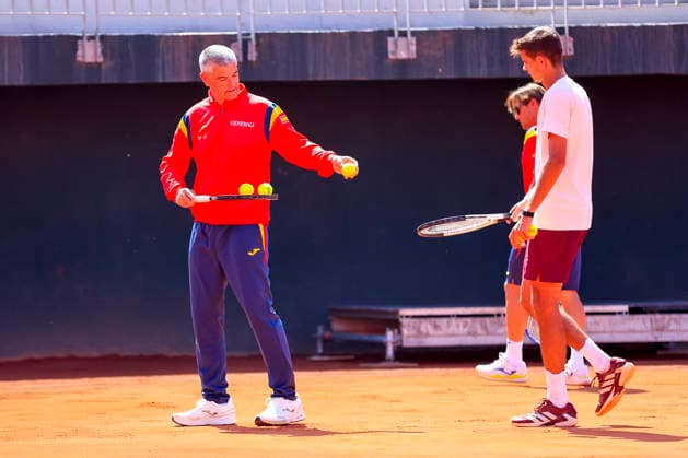Tenis, Chile vs Espana. Copa Davis 2026. Los jugador de Espana son fotografiados, durante el entrenamiento previo en la Copa Davis valido por la segunda ronda de clasificatorios para el Grupo Mundials, en el Court Central Anita Lizana, Parque Estadio Nacional en Santiago de Chile. 15 09 2026 Pepe Alvujar Photosport Tenis, Chile vs Espana. Copa Davis 2026. The Spanish players are photographed during the pre-Davis Cup training session valid for the second round of World Group qualifiers, at the Anita Lizana Central Court, National Stadium Park in Santiago, Chile. 15 09 2026 Pepe Alvujar Photosport Chile vs Espana Entrenamiento Espana, Copa Davis 2026 