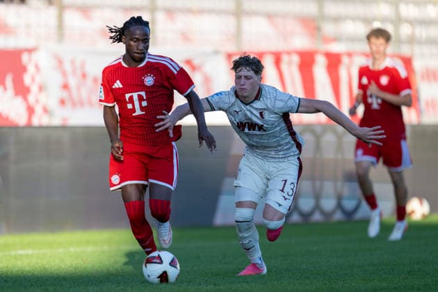 Richard Ajavi 3 FC Bayern Munich Amateurs, Felix Guha 13 FC Augsburg II, FC Bayern II vs. FC Augsburg II, Soccer, Bavarian Regional League, Matchday 9, September 15, 2026. DFB regulations prohibit any use of photographs as image sequences and or quasi-video. Munich, Bavaria, Germany Copyright: xkolbert-press UlrichxGamelx