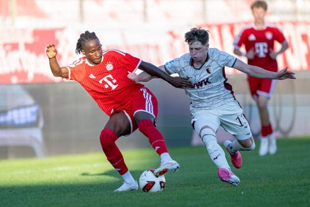 Richard Ajavi 3 FC Bayern Munich Amateurs, Felix Guha 13 FC Augsburg II, FC Bayern II vs. FC Augsburg II, Soccer, Bavarian Regional League, Matchday 9, September 15, 2026. DFB regulations prohibit any use of photographs as image sequences and or quasi-video. Munich, Bavaria, Germany Copyright: xkolbert-press UlrichxGamelx