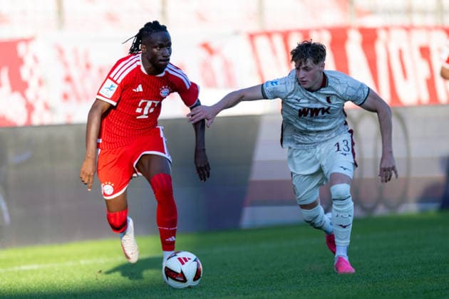 Richard Ajavi 3 FC Bayern Munich Amateurs, Felix Guha 13 FC Augsburg II, FC Bayern II vs. FC Augsburg II, Soccer, Bavarian Regional League, Matchday 9, September 15, 2026. DFB regulations prohibit any use of photographs as image sequences and or quasi-video. Munich, Bavaria, Germany Copyright: xkolbert-press UlrichxGamelx