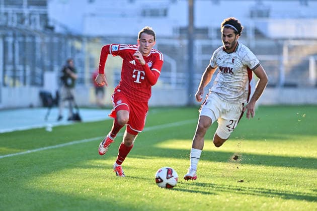 Bavarian Regional League: FC Bayern Munich II vs. FC Augsburg II, September 15, 2026, MUNICH, GERMANY September 15, in the match between Artur DEGRAF (FC Bayern Munich II) 7 and Nick RASOULINA (FC Augsburg II) 21 during the Bavarian Regional League game between the FC Bayern amateurs and FC Augsburg II on Matchday 9 at Grünwalder Stadium Copyright: xBEAUTIFULxSPORTS Goldbergx