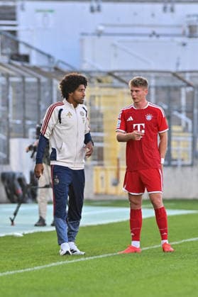 Bavarian Regional League: FC Bayern Munich II vs. FC Augsburg II, September 15, 2026, MUNICH, GERMANY September 15: A conversation with DANTE Bonfim Costa Santos, head coach of FC Bayern Munich II, and Anton HEINZ of FC Bayern Munich II, No. 10, during the Bavarian Regional League match between FC Bayern’s amateur team and FC Augsburg II on Matchday 9 at Grünwalder Stadium Copyright: xBEAUTIFULxSPORTS Goldbergx