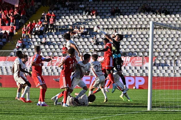 Bavarian Regional League FC Bayern Munich II FC Augsburg II September 15, 2026 MUNICH, GERMANY September 15 Tom Heinz WISBEREIT FC Augsburg II 22 clears a corner kick by Bayern during the Bavarian Regional League match between the FC Bayern reserves and FC Augsburg II on Matchday 9 at Grünwalder Stadium Copyright: xBEAUTIFULxSPORTS Goldbergx