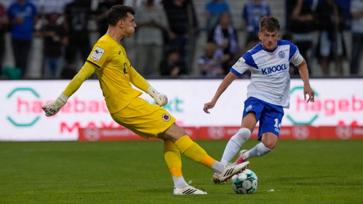 September 15, 2026, Hänsch Arena, Meppen, GER, 3rd Division, Matchday 6: SV Meppen vs. Viktoria Köln, Goalkeeper Arne Schulz, Viktoria Köln 1, and Thorben Deters, SV Meppen 14. DFL regulations prohibit any use of photographs as image sequences and or quasi-video. Meppen, Lower Saxony, Hänsch Arena