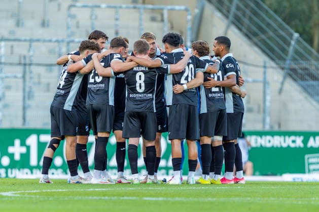 3rd Division: SG Sonnenhof Großaspach vs. Sportclub Verl, September 15, 2026, Aspach, GERMANY September 15, 2026 The Sportclub Verl team huddle during the match between SG Sonnenhof Großaspach and Sportclub Verl on Matchday 6 of the 3rd League at the WIRmachenDRUCK Arena Copyright: xBEAUTIFULxSPORTS Steinx