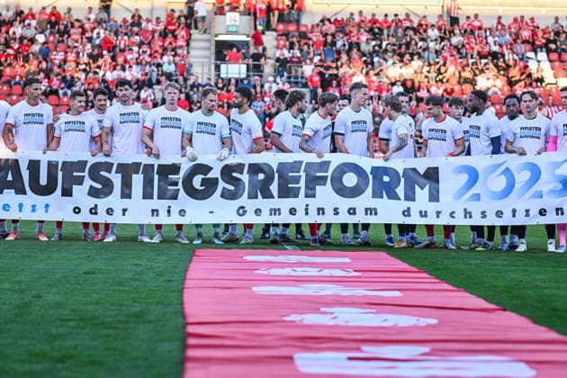 Soccer I Men s I 2026–2027 Season I Regionalliga I Matchday 9 I Hallescher FC vs. FC Carl Zeiss Jena I September 15, 2026 The teams from Hallescher FC and 1 FC Carl Zeiss Jena are united in their call for league promotionand a banner bearing the same inscription: Halle, Saale, Leuna, Chemie Stadium, Saxony-Anhalt, Germany Copyright: xLobeca InesxHähnelx