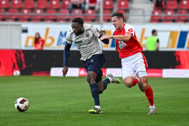 Soccer I Men s I 2026–2027 Season I Regional League I Matchday 9 I Hallescher FC vs. FC Carl Zeiss Jena I September 15, 2026 Malik Talabidi 12, FC Carl Zeiss Jena must hold its own in a one-on-one battle against Marius Hauptmann (23), Hallescher FC; Halle, Saale, Leuna, Chemie Stadium, Saxony-Anhalt, Germany Copyright: xLobeca InesxHähnelx