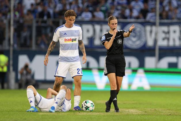 Referee Davina Lutz gestures during the 3. Liga match between MSV Duisburg and TSV Havelse at the Schauinsland Reisen Arena on September 15, 2026, in Duisburg, Germany. Photo by Oliver Kaelke, DeFodi Images. Referee Davina Lutz gestures during the 3. Liga match between MSV Duisburg and TSV Havelse at Schauinsland Reisen Arena on September 15, 2026 in Duisburg, Germany Photo by Oliver Kaelke, DeFodi Images DFB and DFL regulations prohibit any use of photographs as image sequences and or quasi-video Photo by Oliver Kaelke, DeFodi Images