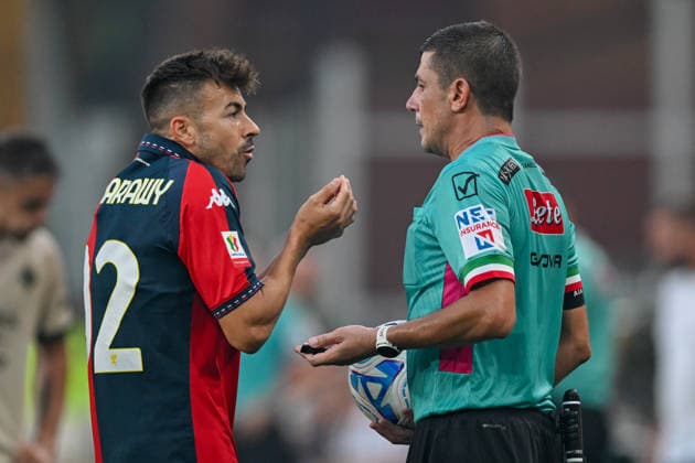GenoaÕs Stephan El Shaarawy and the referee during the Italian Cup soccer match between Genoa and Sudtirol at the Luigi Ferraris Stadium in Genoa, Italy - Tuesday, September 15, 2026. - Soccer .  Copyright: xTanoxPecoraro LaPressex