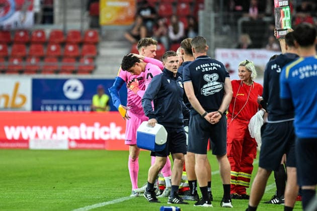 Soccer I Men s I 2026–2027 Season I Regionalliga I Matchday 9 I Hallescher FC vs. FC Carl Zeiss Jena I September 15, 2026 Marius Liesegang 1, FC Carl Zeiss Jena leaves the game injured and wishes Till Härting 22, FC Carl Zeiss Jena, with a pat on the back of the head, wishes him good luck at the Halle Saale Leuna Chemie Stadium in Saxony-Anhalt, Germany Copyright: xLobeca InesxHähnelx