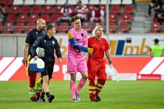 Soccer I Men’s I 2026–2027 Season I Regionalliga I Matchday 9 I Hallescher FC vs. FC Carl Zeiss Jena I September 15, 2026 Marius Liesegang 1, FC Carl Zeiss Jena is substituted due to injury following a play in the penalty area; Halle, Saale, Leuna, Chemie Stadium, Saxony-Anhalt, Germany Copyright: xLobeca InesxHähnelx