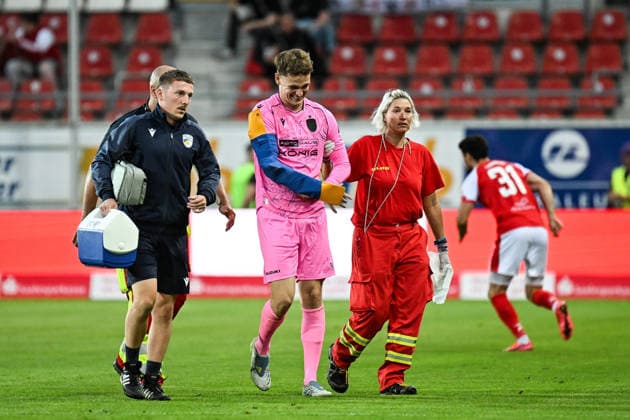 Soccer I Men s I 2026–2027 Season I Regionalliga I Matchday 9 I Hallescher FC vs. FC Carl Zeiss Jena I September 15, 2026 Marius Liesegang 1, FC Carl Zeiss Jena leaves the game in Halle Saale at the Leuna Chemie Stadium in Saxony-Anhalt, Germany, injured and with a pained expression on his face following a play in the penalty area Copyright: xLobeca InesxHähnelx