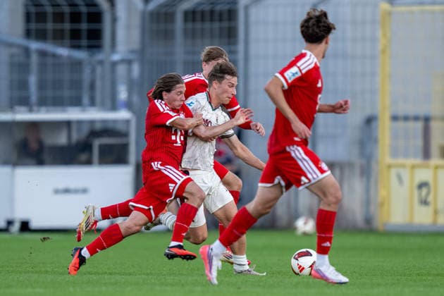 Bohdan Olychenko 8 FC Bayern Munich Amateurs, Jonas Ruf 18 FC Augsburg II, FC Bayern II vs. FC Augsburg II, Soccer, Bavarian Regional League, Matchday 9, September 15, 2026. DFB regulations prohibit any use of photographs as image sequences and or quasi-video. Munich, Bavaria, Germany Copyright: xkolbert-press UlrichxGamelx