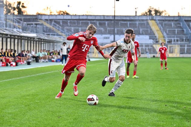 Bavarian Regional League: FC Bayern Munich II vs. FC Augsburg II, September 15, 2026, MUNICH, GERMANY September 15, in a matchup between Artur DEGRAF of FC Bayern Munich II (No. 7) and Till Sebastian SCHUMACHER of FC Augsburg II (No. 33) during the Bavarian Regional League match between FC Bayern’s amateurs and FC Augsburg II on Matchday 9 at Grünwalder Stadium Copyright: xBEAUTIFULxSPORTS Goldbergx