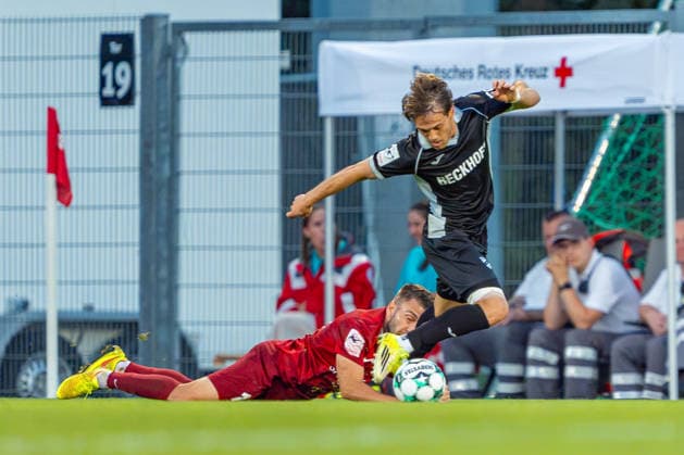 3rd Division: SG Sonnenhof Großaspach vs. Sportclub Verl, September 15, 2026, Aspach, GERMANY, September 15, 2026, Mika Clausen, Sportclub Verl, 21 in a tackle against Marius Kunde of SG Sonnenhof Großaspach, 16 during the match between SG Sonnenhof Großaspach and Sportclub Verl on Matchday 6 of the 3. Liga at the WIRmachenDRUCK Arena Copyright: xBEAUTIFULxSPORTS Steinx