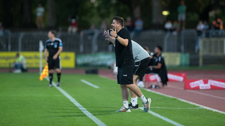 1. FC 1905 Schweinfurt vs. FV Illertissen, Sachs-Stadion Football, Regionalliga Bayern 1. FC 1905 Schweinfurt vs. FV Illertissen 15 Sep 2026 Sachs-Stadion , Schweinfurt, Germany Image: Trainer Jen Gernlein and Marcel Kühlinger (FC05) in the coaching zone. DFL REGULATIONS PROHIBIT ANY USE OF PHOTOGRAPHS AS IMAGE SEQUENCES AND OR QUASI-VIDEO Copyright: xPresseFotoxEvansx