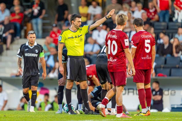 3rd Division: SG Sonnenhof Großaspach vs. Sportclub Verl, September 15, 2026, Aspach, GERMANY September 15, 2026 Referee Felix Grund awards a free kick against SG Sonnenhof Großaspach following a foul during the match between SG Sonnenhof Großaspach and Sportclub Verl on Matchday 6 of the 3. Liga at the WIRmachenDRUCK Arena Copyright: xBEAUTIFULxSPORTS Steinx