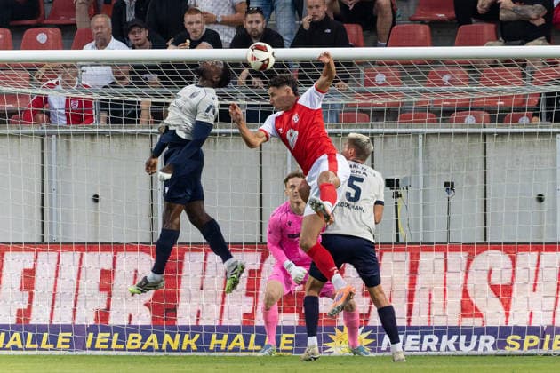 Malik Talabidi (Jena), 12, scores with a header against Soufian Benyamina (HFC), 90, Hallescher FC vs. FC Carl Zeiss Jena, Soccer, Northeast Regional League, Matchday 9, 2026–27 Season, September 15, 2026, Halle Leuna Chemie Stadium, ST Deutschland