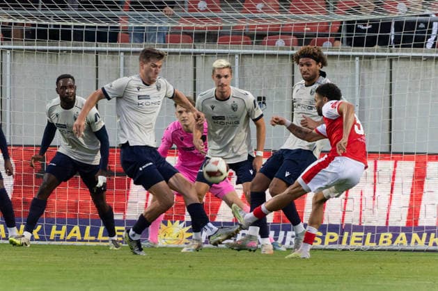 Stanley Ratifo HFC, 30, is stopped by the Jena defense; Hallescher FC vs. FC Carl Zeiss Jena; Soccer; Northeast Regional League; Matchday 9; 2026–27 Season; September 15, 2026; Halle Leuna Chemie Stadium; ST Deutschland
