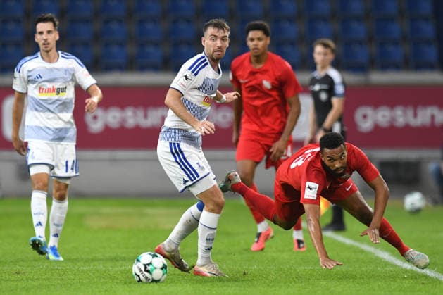 Max Besuschkow (MSV Duisburg), No. 17, in a tackle with Jesse Tugbenyo (TSV Havelse), No. 33 (GER), MSV Duisburg vs. TSV Havelse 1912, Soccer, 3rd Division, Matchday 6, 2026–2027 season, September 15, 2026 DFL and DFB regulations prohibit any use of photographs as image sequences and or quasi-video GER, MSV Duisburg vs. TSV Havelse 1912, Soccer, 3rd Division, Matchday 6, 2026–2027 season, September 15, 2026, Duisburg Copyright: xEibner-Pressefoto ThomasxThienelx EP_TTL