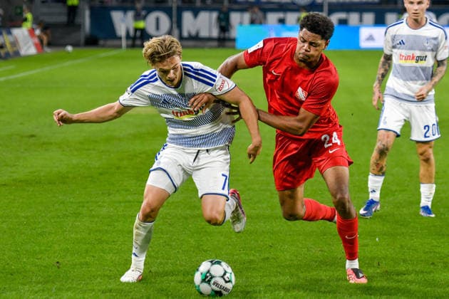 From left in a one-on-one situation: Jakob Bookjans (Duisburg 7), Donald Nduka (Havelse 27), 15 09 2026 ¢ Soccer ¢ MSV Duisburg vs. TSV Havelse, Schauinsland Reisen Arena, Duisburg, DFB DFL regulations prohibit any use of photographs as image sequences and or quasi-video NRW Germany Copyright: xpepphotox xSaschaxWeizx pep00321, pep_20260915_hm