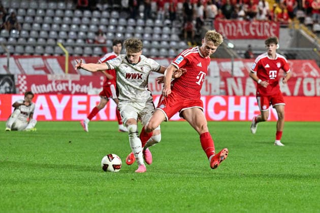 Bavarian Regional League: FC Bayern Munich II vs. FC Augsburg II, September 15, 2026, MUNICH, GERMANY September 15, in a showdown between Felix GUHA (FC Augsburg II, No. 13) and Anton HEINZ (FC Bayern Munich II, No. 10) during the Bavarian Regional League match between the FC Bayern amateurs and FC Augsburg II on Matchday 9 at Grünwalder Stadium Copyright: xBEAUTIFULxSPORTS Goldbergx