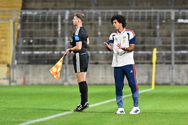 Bavarian Regional League FC Bayern Munich II FC Augsburg II September 15, 2026 MUNICH, GERMANY September 15: Pictured here is a visibly dissatisfied DANTE Bonfim Costa Santos, head coach of FC Bayern Munich II, during the Bavarian Regional League match between FC Bayern’s amateurs and FC Augsburg II on Matchday 9 at Grünwalder Stadium Copyright: xBEAUTIFULxSPORTS Goldbergx