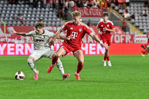Bavarian Regional League: FC Bayern Munich II vs. FC Augsburg II, September 15, 2026, MUNICH, GERMANY September 15: Felix GUHA (FC Augsburg II, No. 13) and Anton HEINZ (FC Bayern Munich II, No. 10) face off during the Bavarian Regional League match between the FC Bayern amateurs and FC Augsburg II on Matchday 9 at Grünwalder Stadium Copyright: xBEAUTIFULxSPORTS Goldbergx