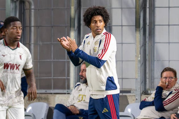 Head Coach Dante Bonfim Costa Santos of FC Bayern Munich Amateurs claps, FC Bayern II vs. FC Augsburg II, soccer, Bavarian Regional League, Matchday 9, September 15, 2026. DFB regulations prohibit any use of photographs as image sequences and or quasi-video. Munich, Bavaria, Germany Copyright: xkolbert-press UlrichxGamelx